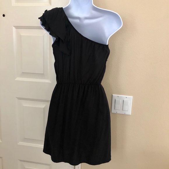 One-shoulder ruffled black dress - Picture 2 of 3